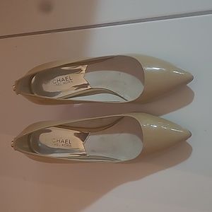 Michael Kors light tan/cream shiny heels. Size 8M